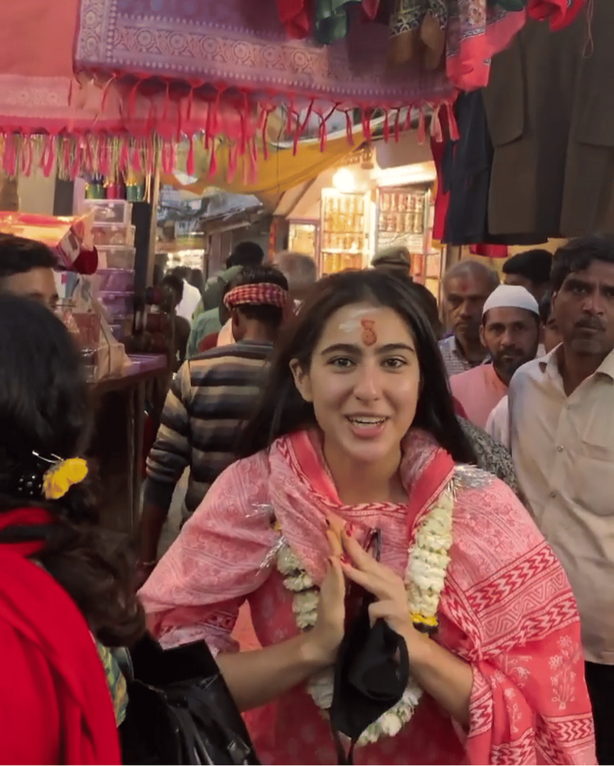 Sara Ali Khan worship at Kashi Vishwanath Temple Controversy over Touch vision in varanasi