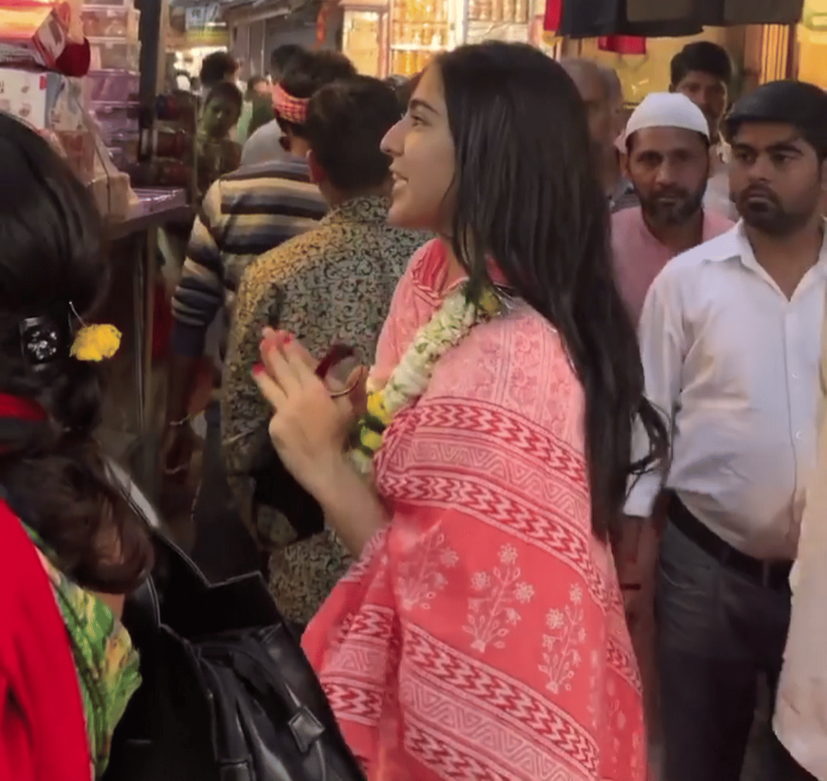 Sara ali khan walking in banaras ki galiyan varanasi ganga aarti with amrita singh
