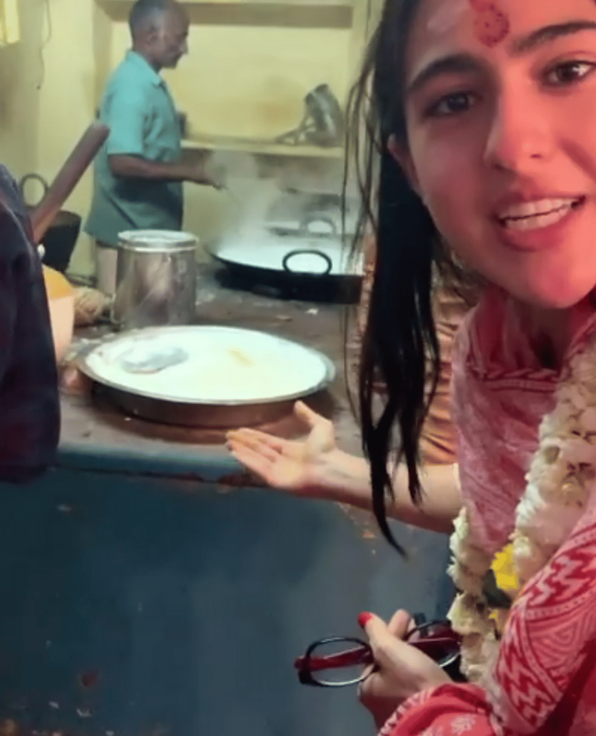Sara ali khan walking in banaras ki galiyan varanasi ganga aarti with amrita singh