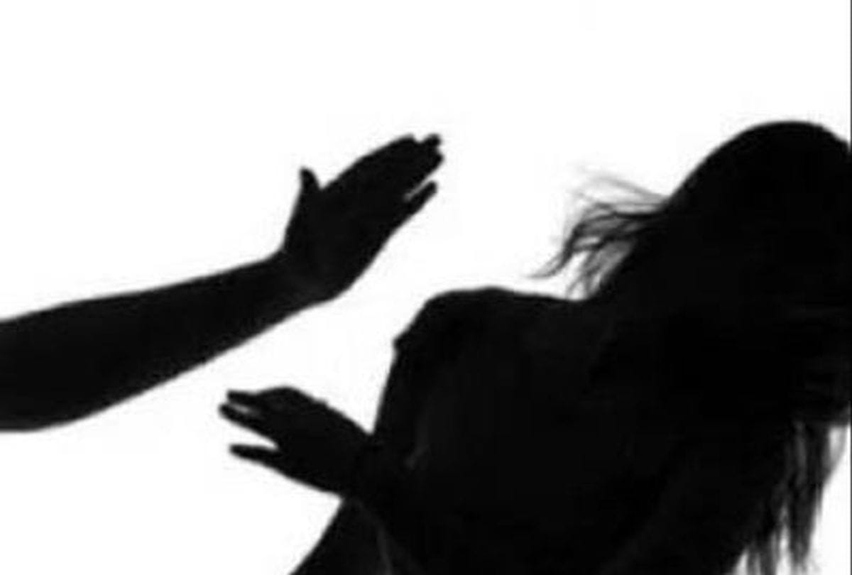 Wife slaps husband's girlfriend in police station agra