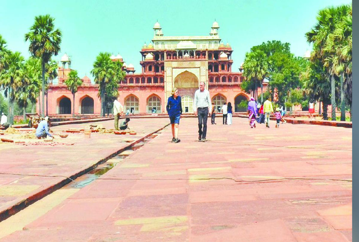 Tourist Visited Taj Mahal From Mahtab Bagh