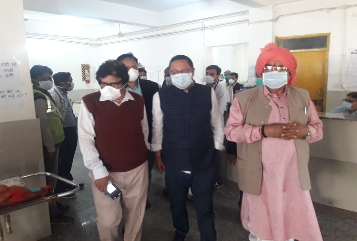 Up Minister Chaudhary Udaybhan Singh Visits Sn Medical College For Corona Virus