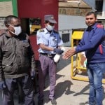 मॉल के बाहर सेनेटाइजर से हाथों को सनक्रमण मुक्त कराता गार्ड