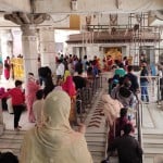झंडेवालान मंदिर में देवी के दर्शन के लिए भक्तों की लाइन