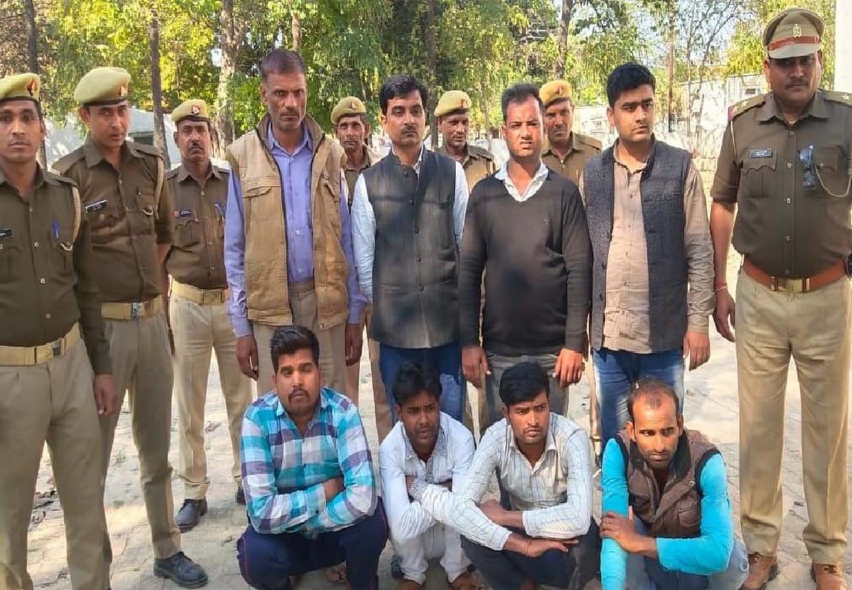 Pradhan's husband fired on the police team with supporters in hardoi