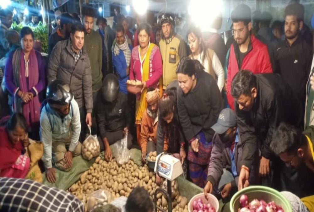 Coronavirus in india : Vegetable Mandi closing Rumour in dehradun, Public In fear for Food crisis