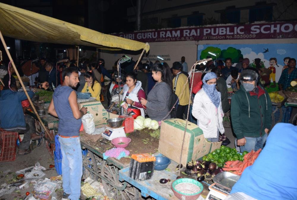 Coronavirus in india : Vegetable Mandi closing Rumour in dehradun, Public In fear for Food crisis