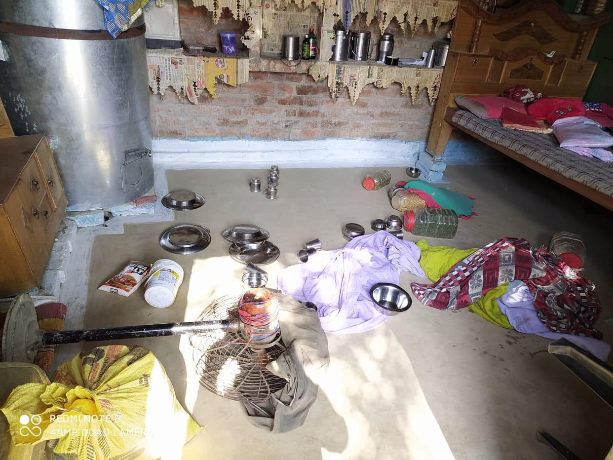 Demolition in a closed house and stole cash-jewelry