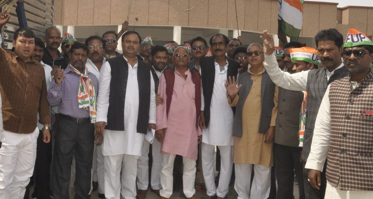 congress ne kiya pradarashan