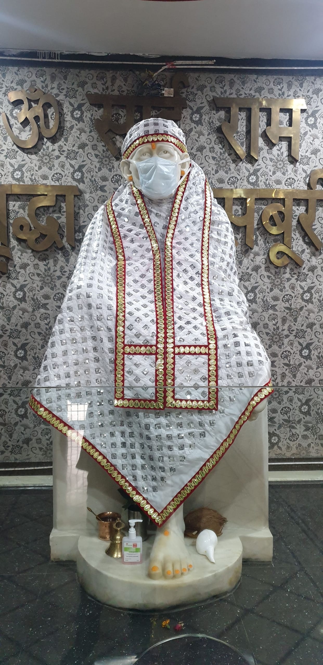Mask worn by Sai Baba due to CoronaMask worn by Sai Baba due to Corona
