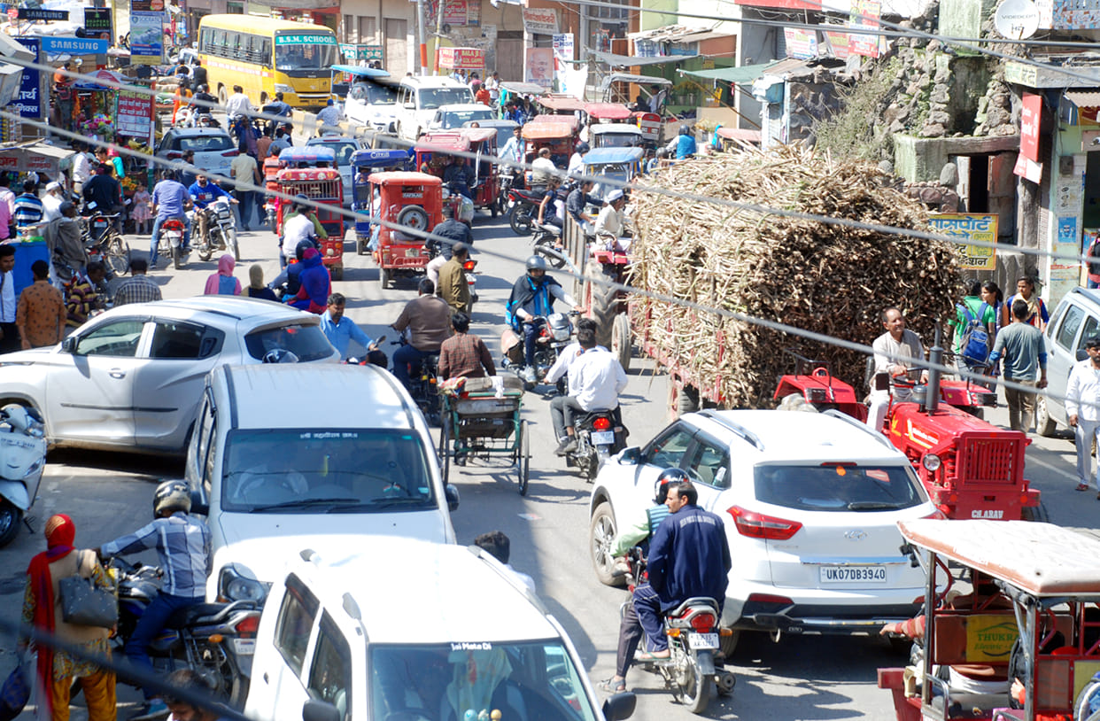 Sugarcane vehicles jammed the city