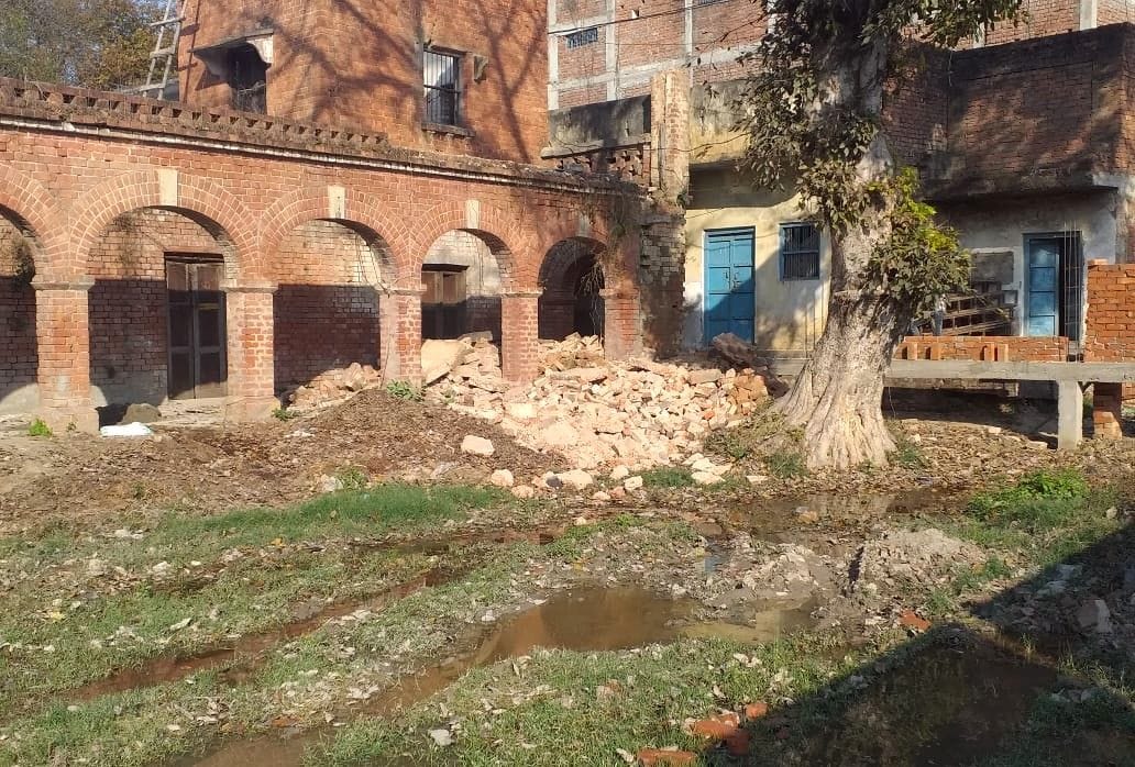 Collapsed roof while breaking building, one died, three injured