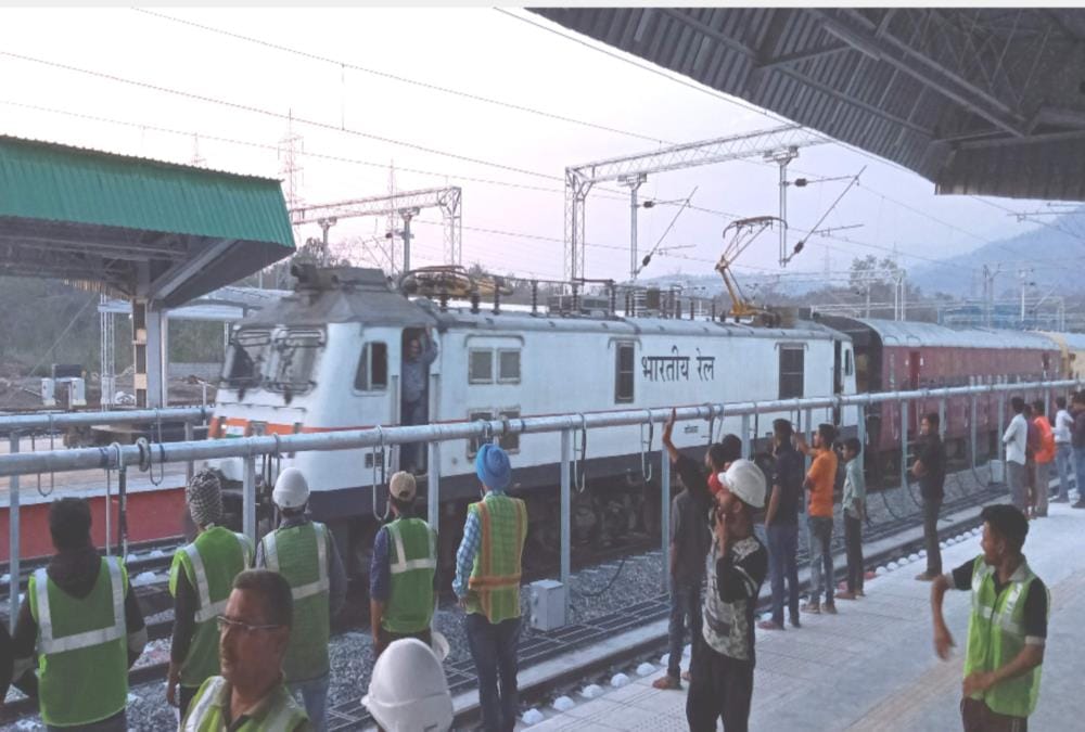 Rishikesh karnprayag Rail line: CRS special train trial Was done on yog nagri railway station