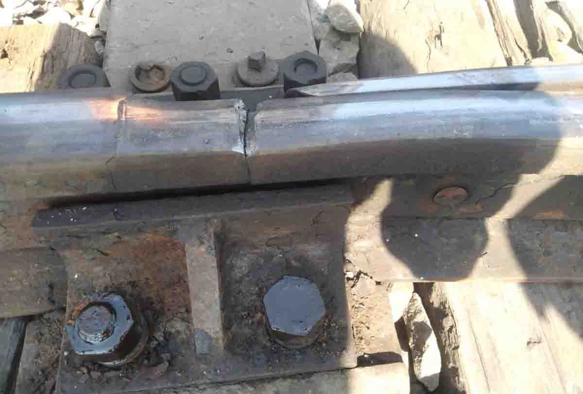 track crack after Mahabodhi Express passed: Traffic was disrupted for 35 minutes, swatantrata senani Express stopped