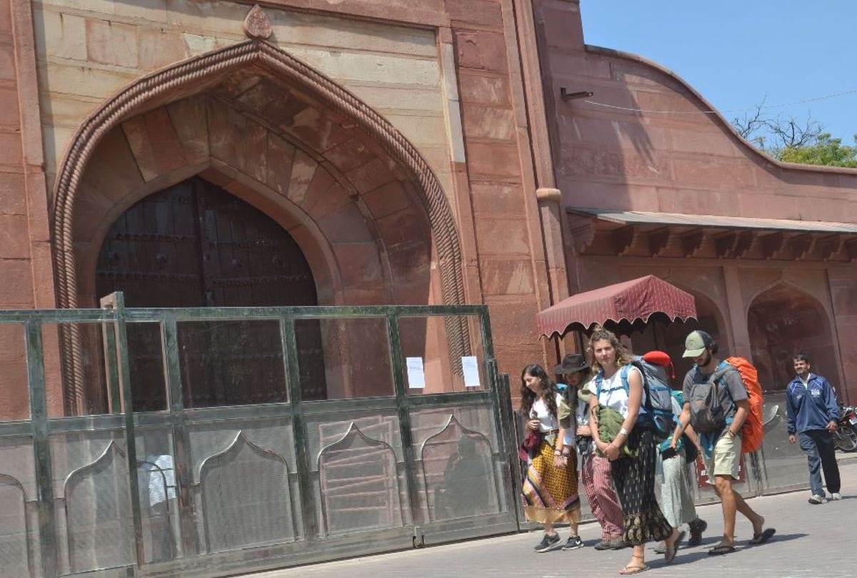 tourist industry loss of six crore on the first day due to taj mahal shut down