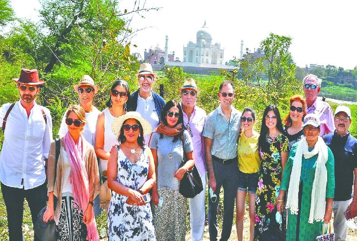 Taj Mahal Closed Tourist Weep