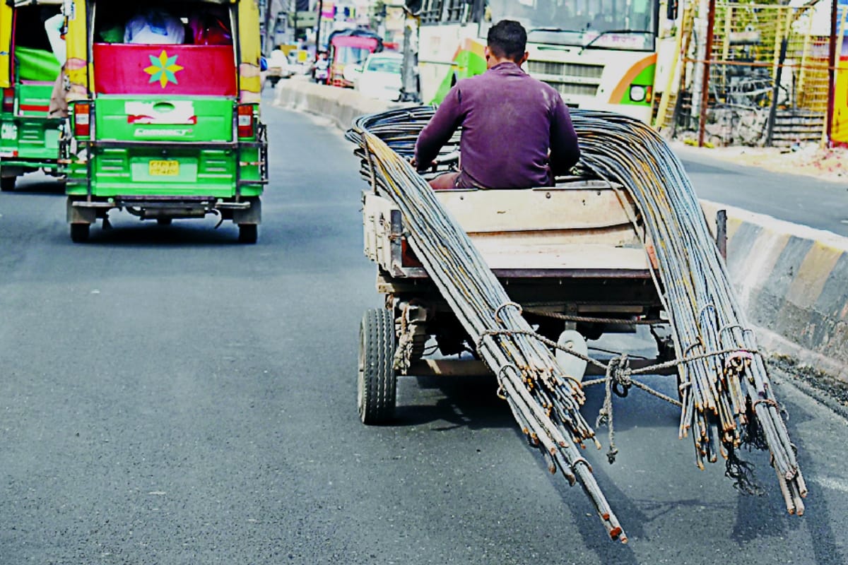 Scooter engine, bike wheels and speed out of control, Traffic police shocked