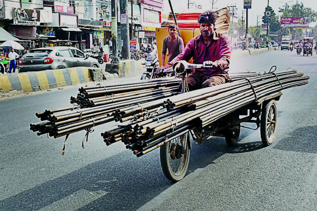 Scooter engine, bike wheels and speed out of control, Traffic police shocked