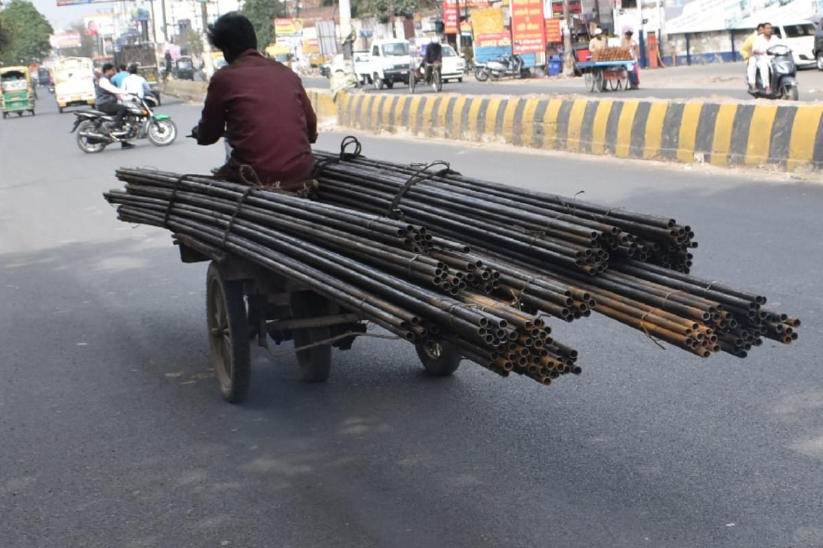 Scooter engine, bike wheels and speed out of control, Traffic police shocked