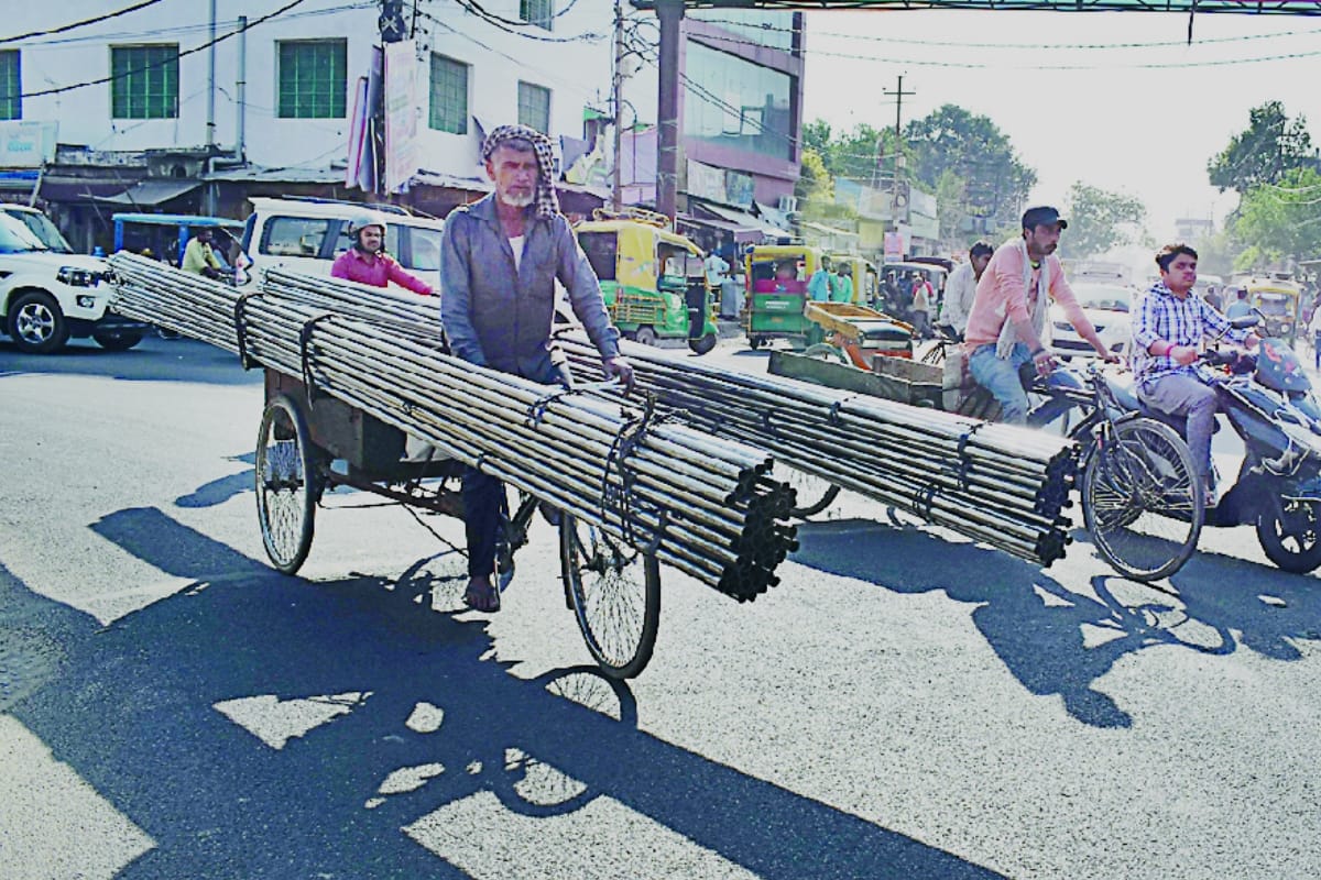 Scooter engine, bike wheels and speed out of control, Traffic police shocked