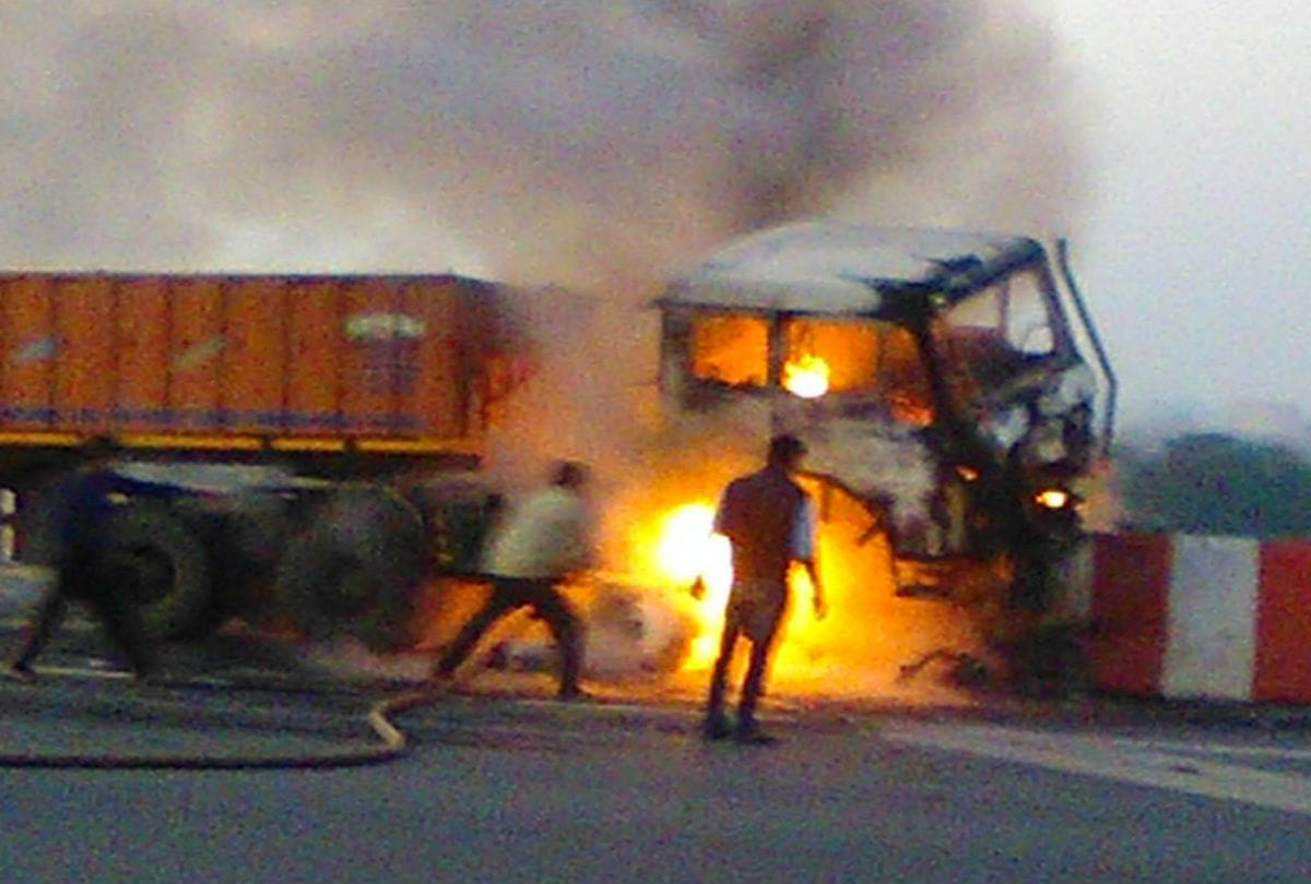 Truck Caught Fire At Agra Lucknow Express Way