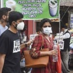 कोरोना से सतर्कता बरतते लोग