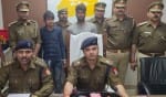वृंदावन पुलिस द्वारा पकड़े गए लुटेरों के बारे में जानकारी देते एसपी सिटी अशोक मीणा साथ हैं सीओ स?
