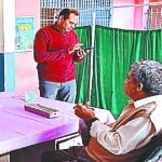 डॉक्टरों से जानकारी लेते सीएमओ
