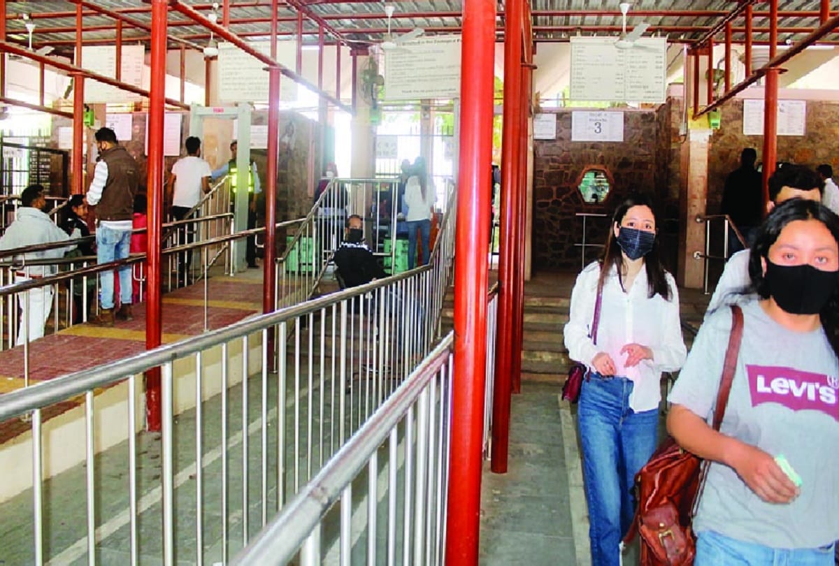 Foreign tourists continue to visit Delhi zoo