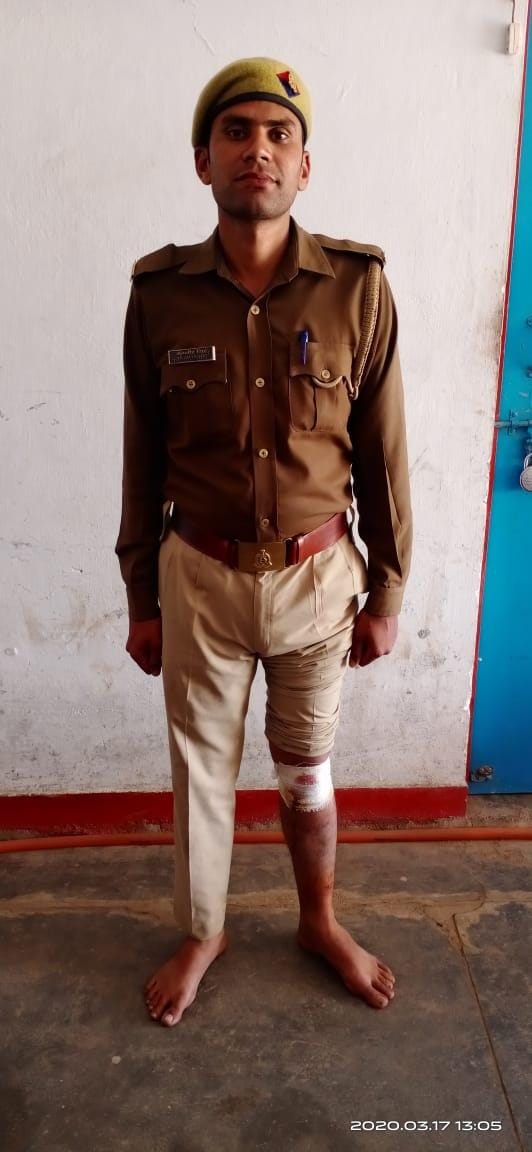 Police encircles miscreants, two constable injured