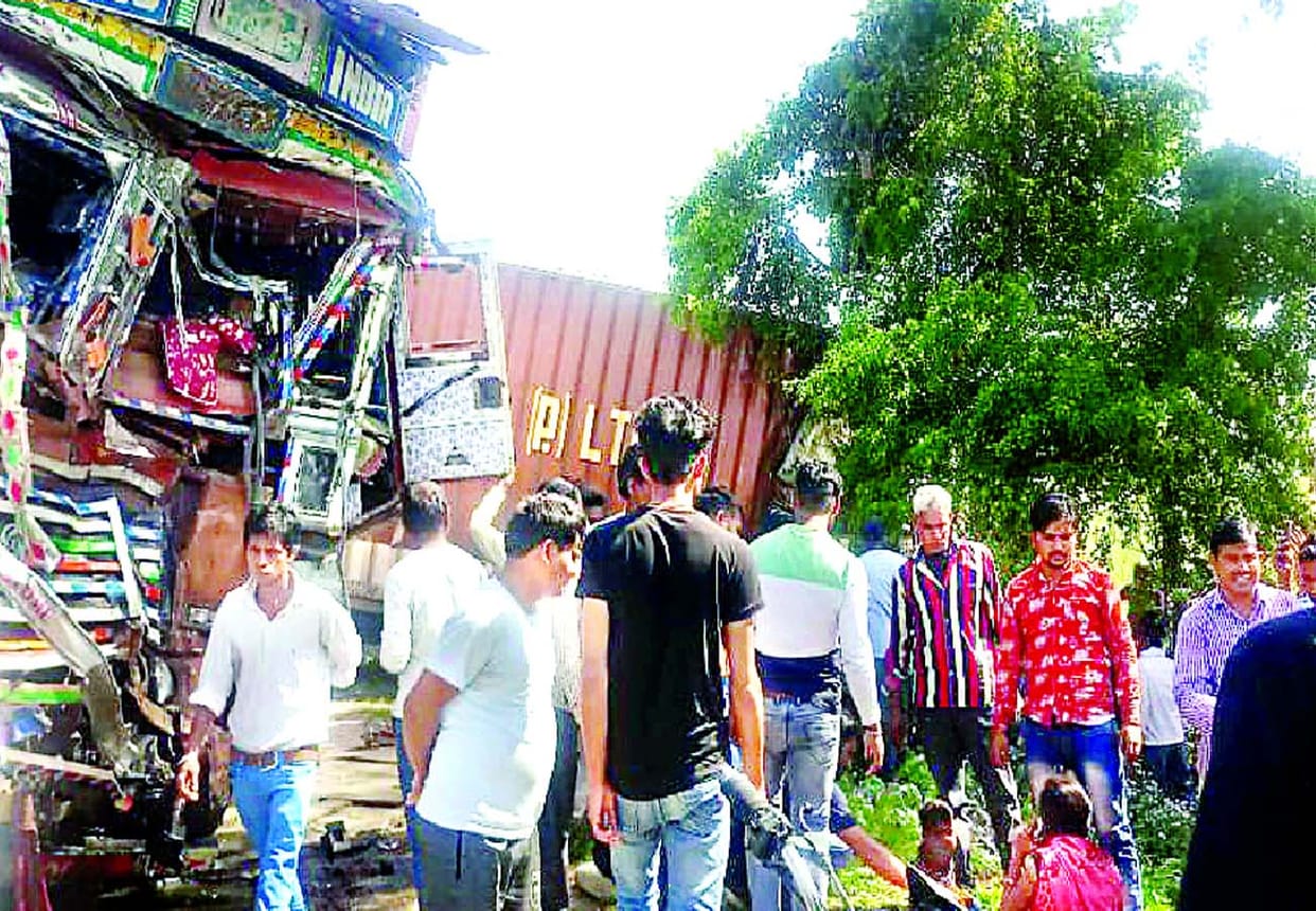 road accident in etawah, two died and ten injured