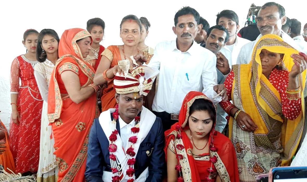 One took turns, four couples accepted marriage