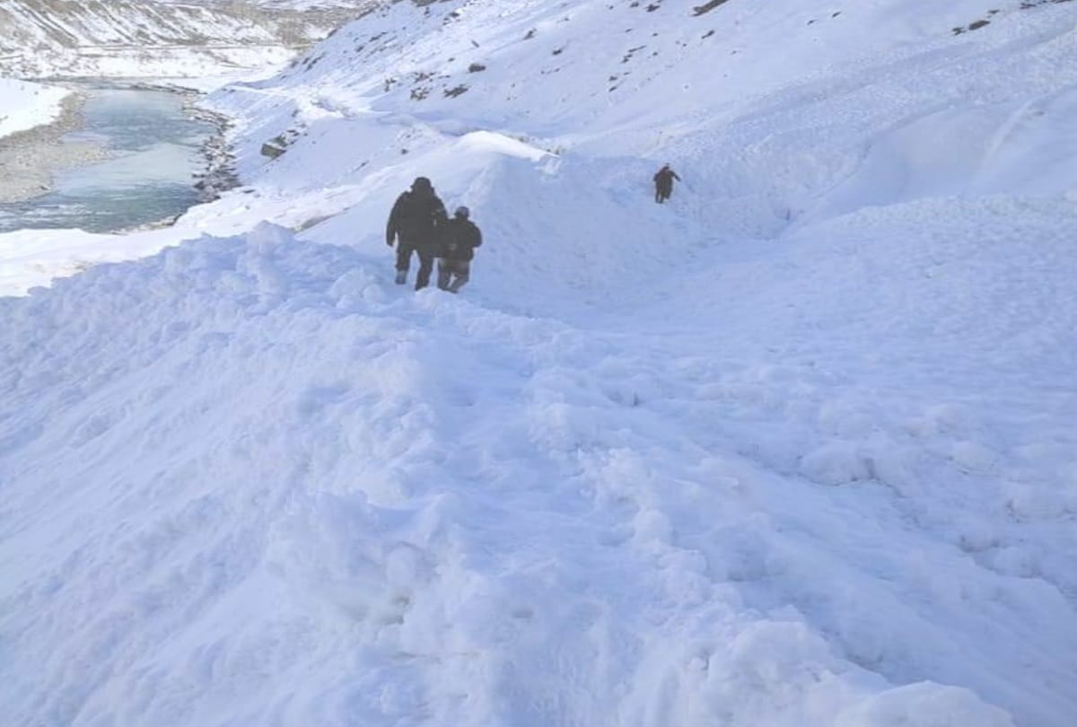 A dozen avalanche fell in Lahaul, contact with five panchayats, worker killed due to cold