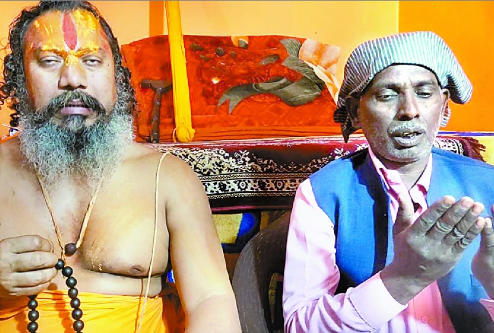 mahant paramhans and ikbal ansari offer prayer for end of corona virus.