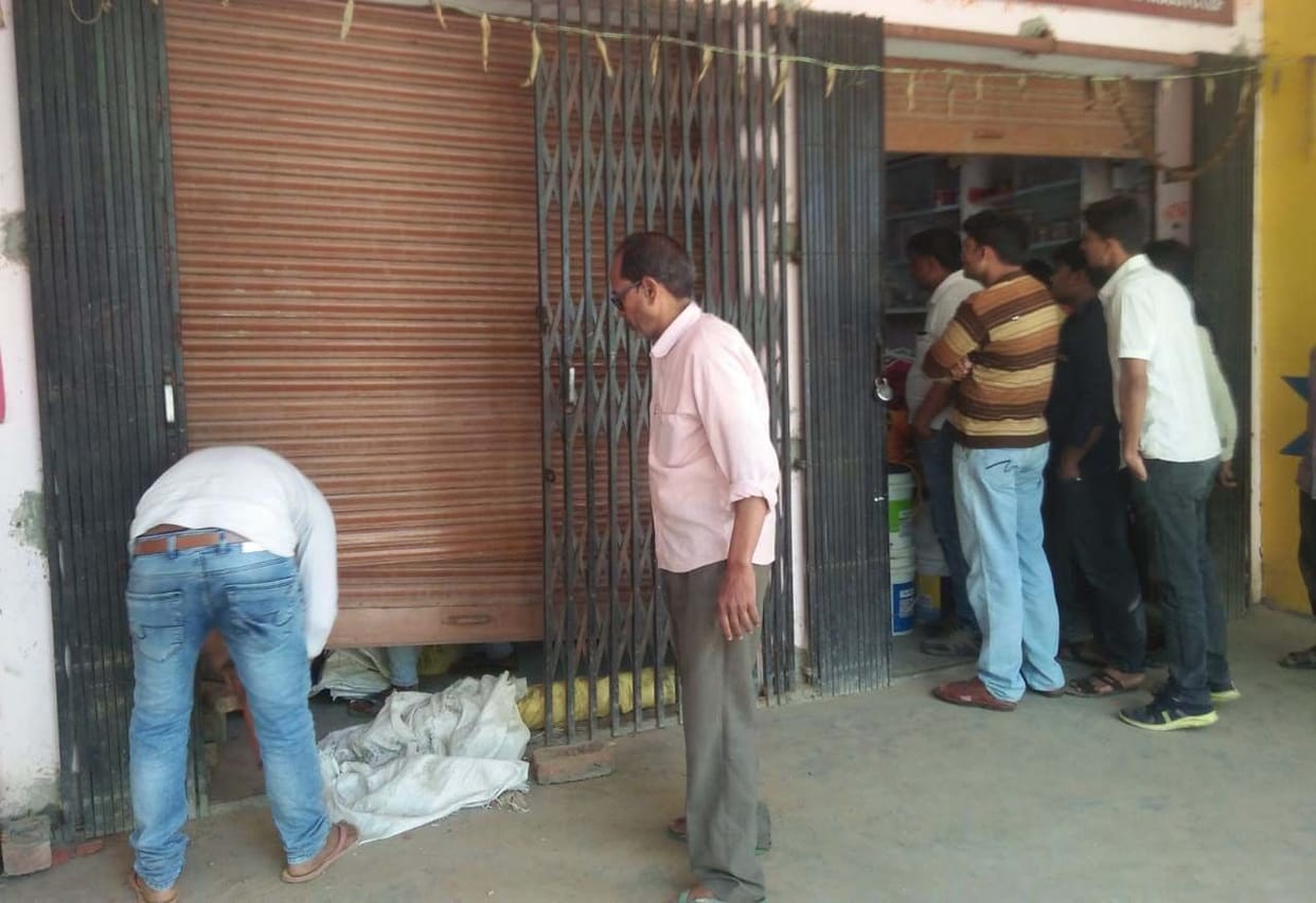 Lakhs stolen by breaking the shutter of three shops