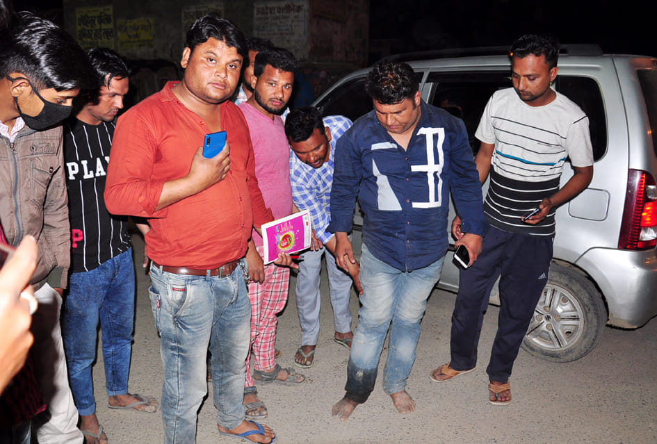 In Taharpur, two sides were attacked, firing, four injured