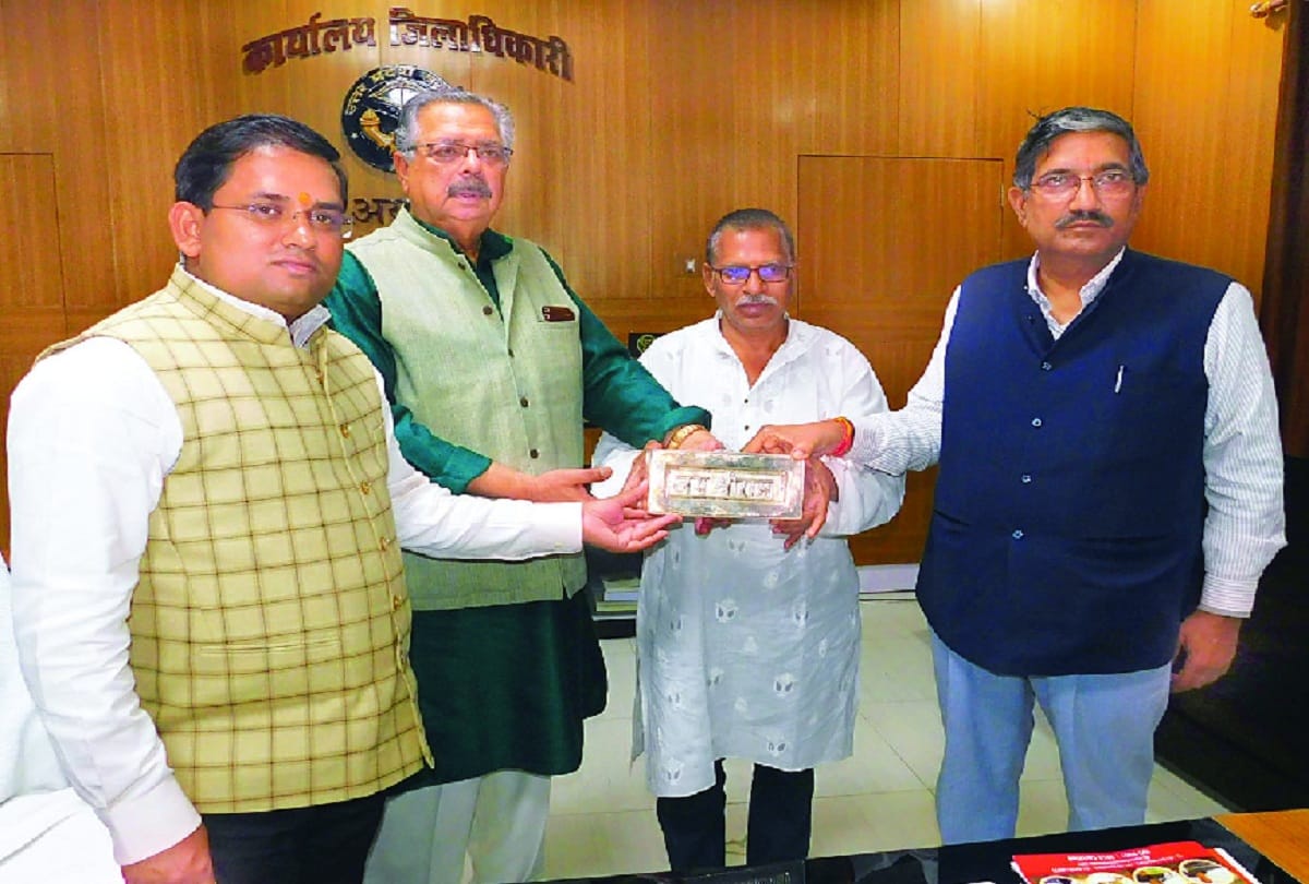 A devotee from Hyderabad donated a two kg silver brick to Ramlala
