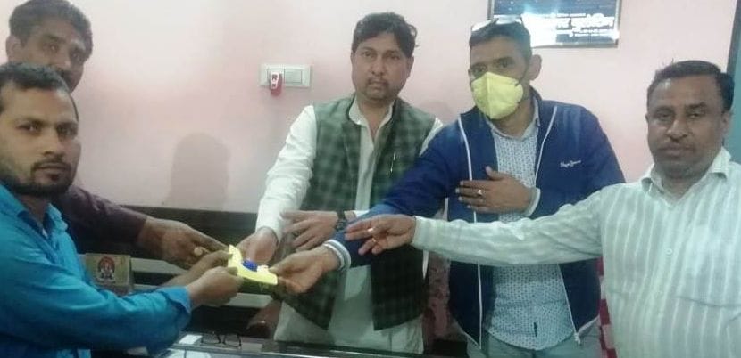 Distribute masks to Nagar Panchayat employees