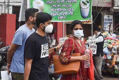 कोरोना से सतर्कता बरतते लोग