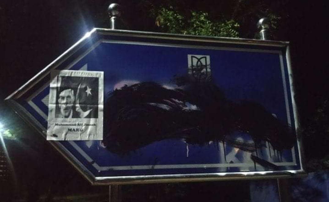 jnu : black on savarkar marg board