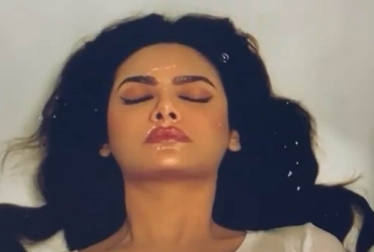 Esha Gupta seen on the bathtub video share on instagram