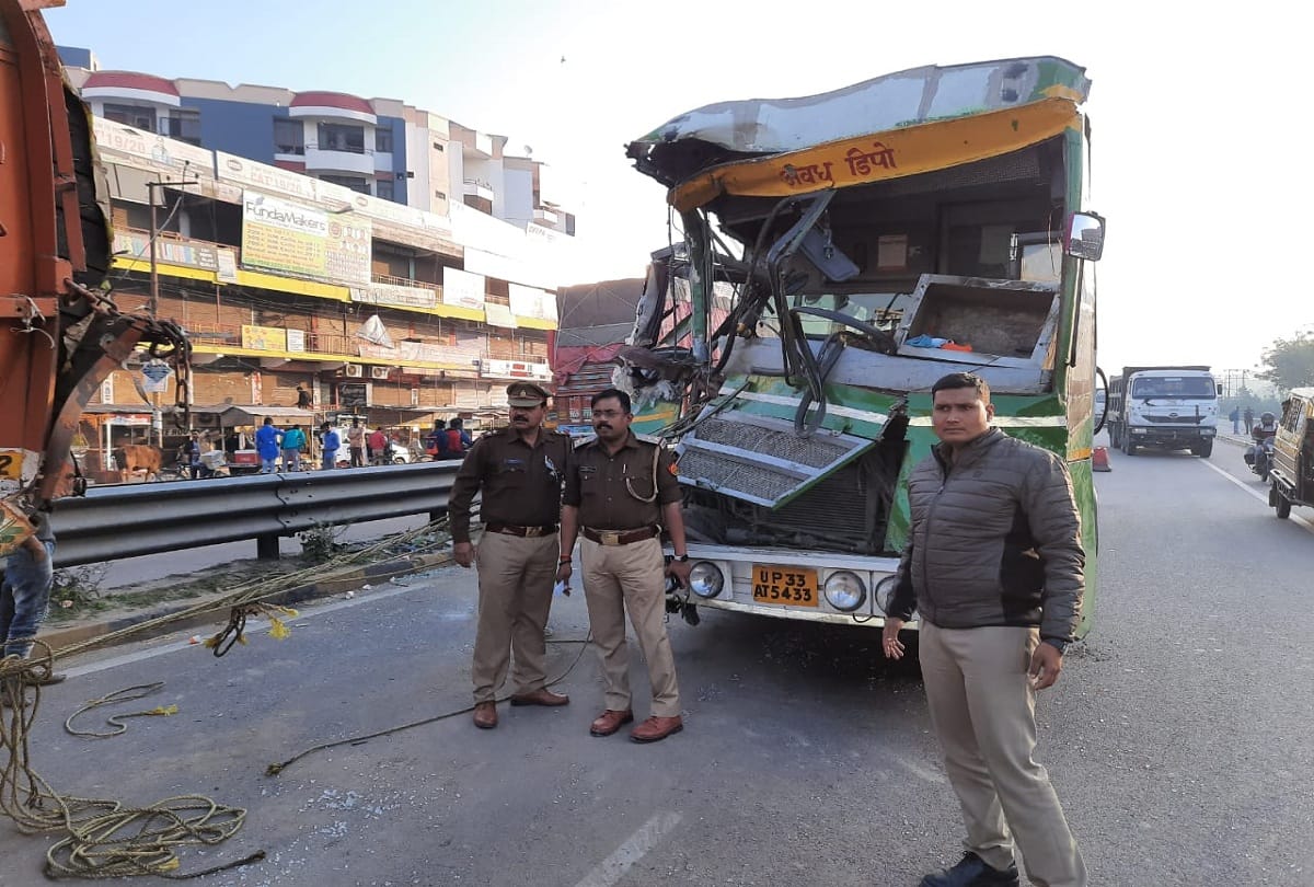 Major road accident between truck and bus on Faizabad road