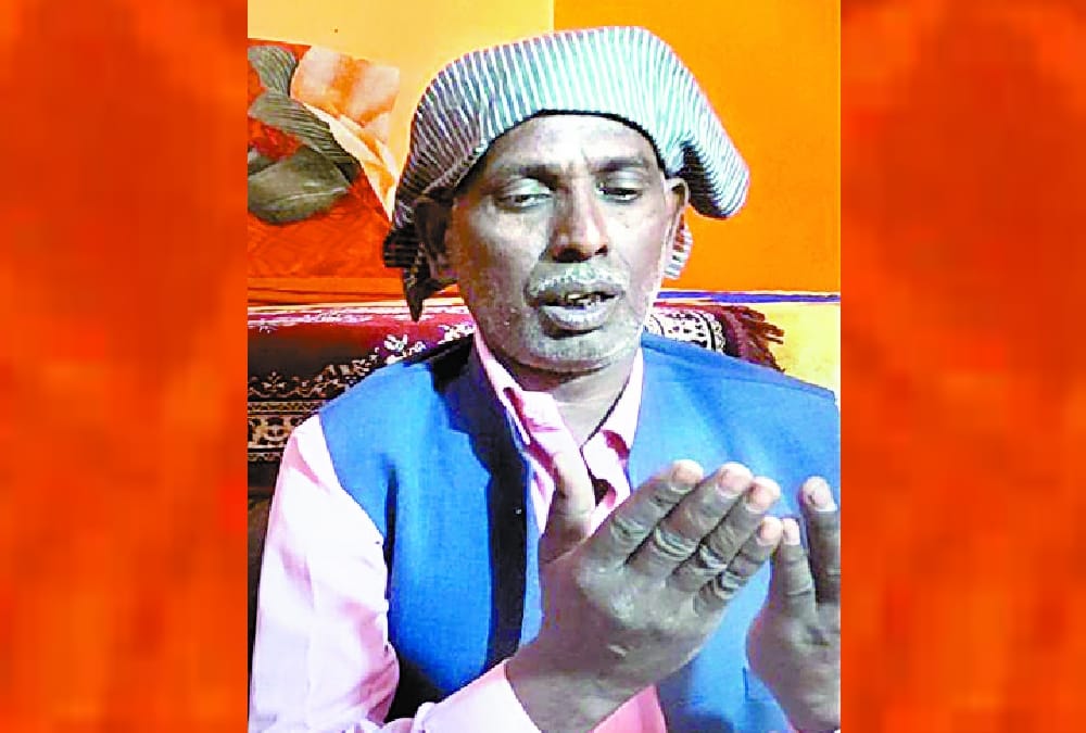 mahant paramhans and ikbal ansari offer prayer for end of corona virus.