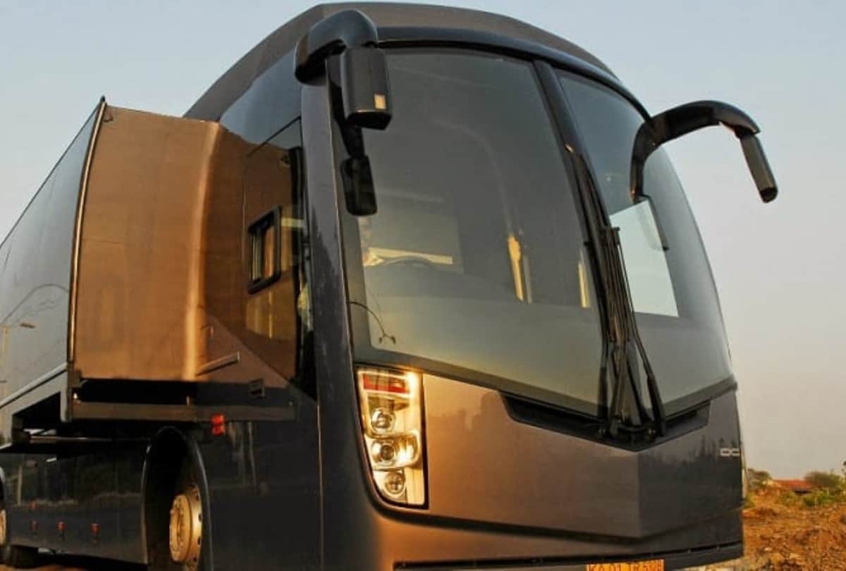 shahrukh khan luxurious vanity van price is 4 crore which bathroom as big as 1 bhk flat