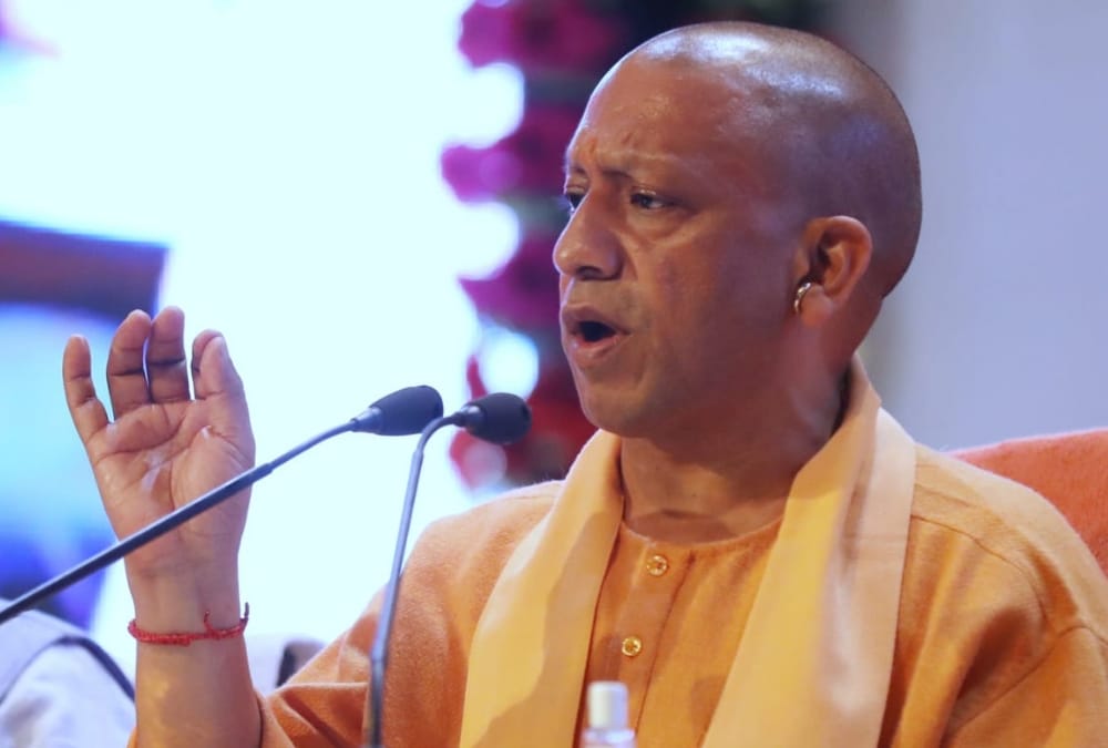 CM Yogi Adityanath talks to labourers on video conferencing after DBT of 1000.