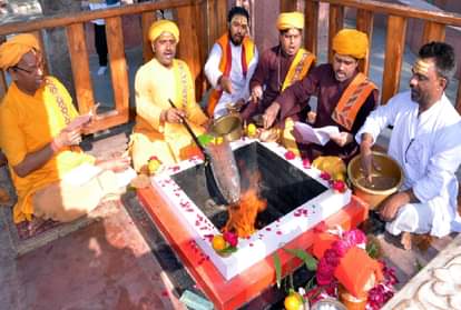 कोरोना से बचने के लिए मथुरा में सुदर्शन कवच हवन...