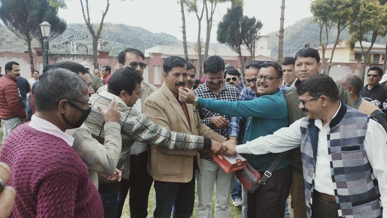 Employees returned to work after taking out the victory procession