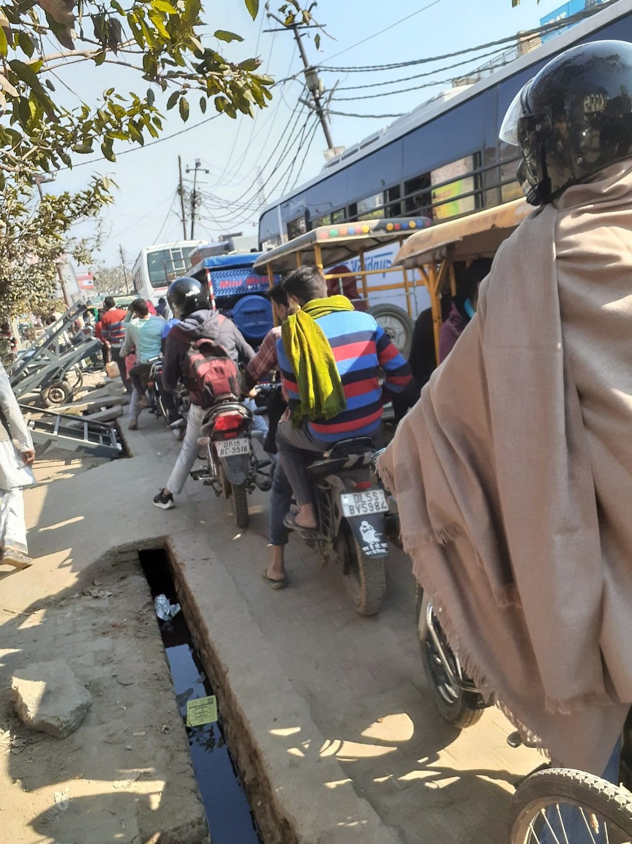 Binauli Road railway crossing becomes Jee's jungle