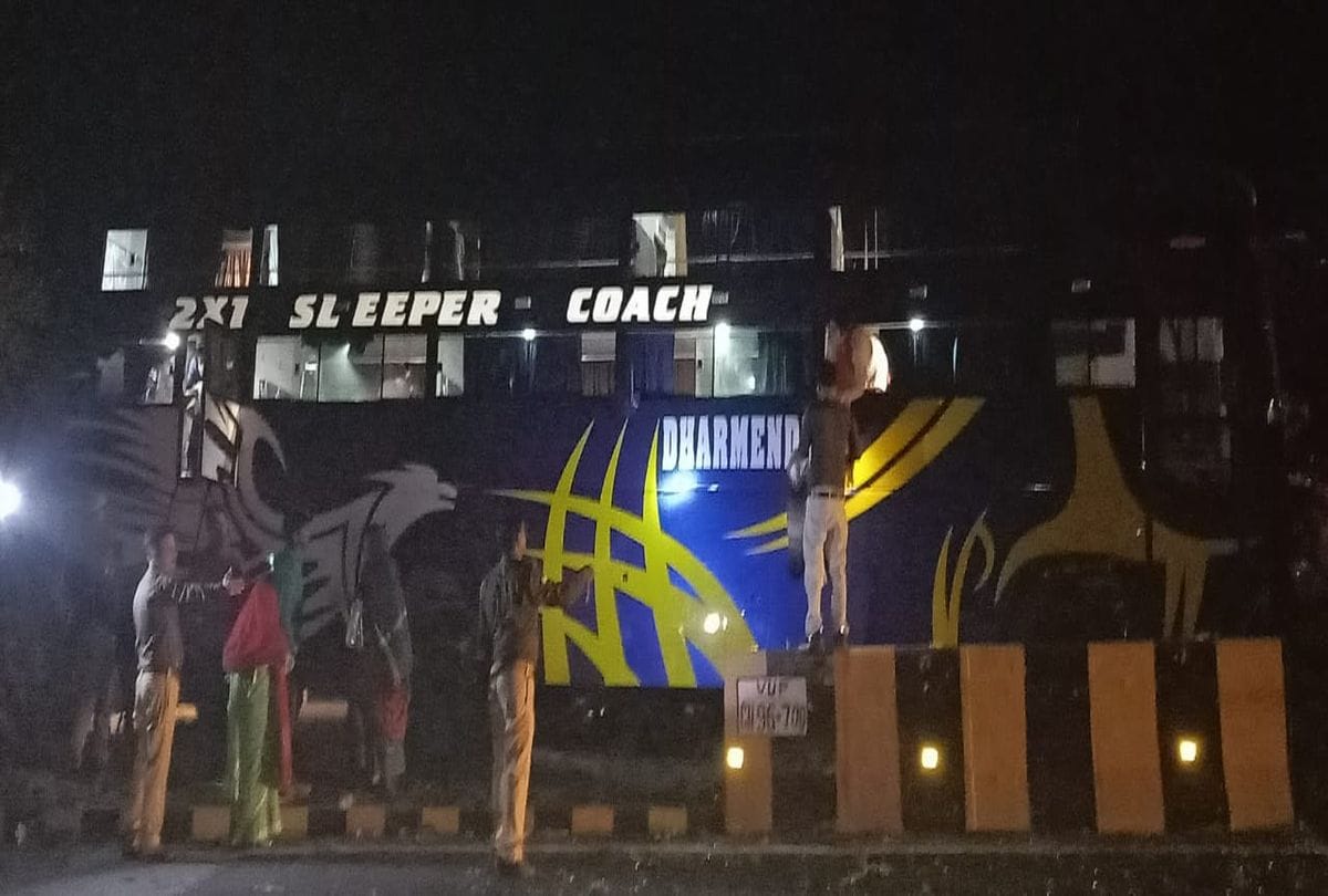 Sleeper Bus Accident At Yamuna Expressway Today