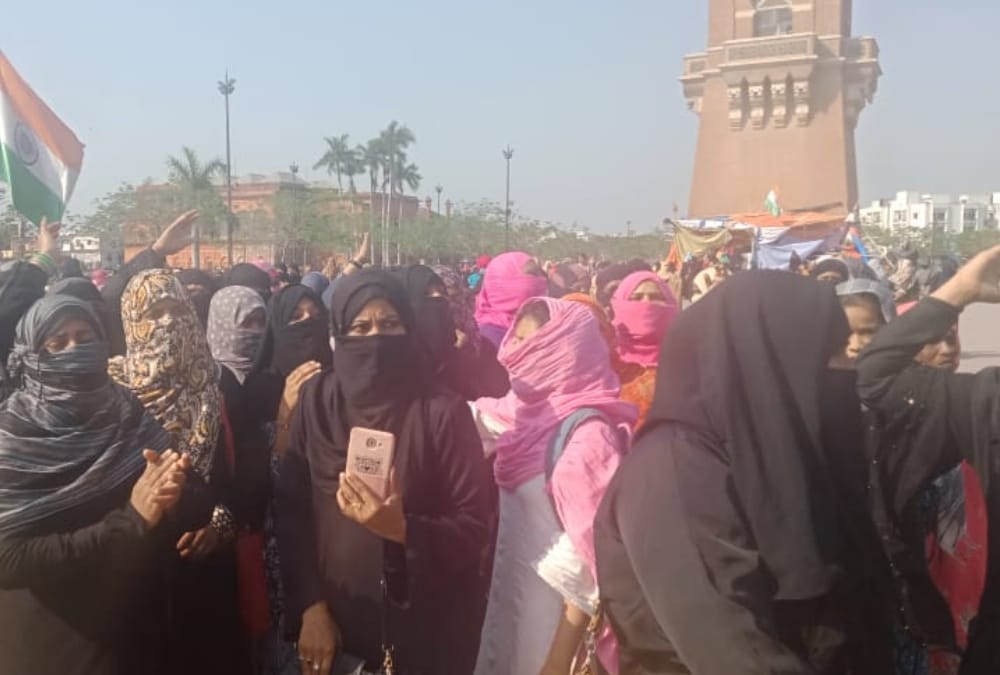 Police tried to remove women from Ghantaghar protesting against CAA.